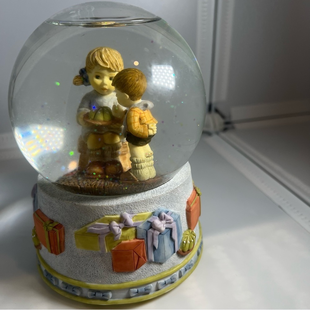Berta Hummel "birthday treat" Goebel 1999 Snowglobe